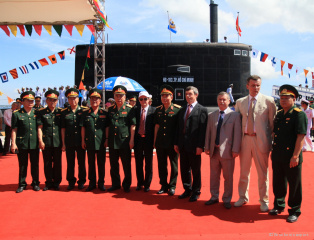 Director General of Rosoboronexport, took part in a solemn flag-raising ceremony on the two submarines of Project 636 Vietnamese Navy
