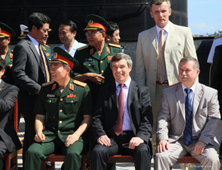 Генеральный директор Рособоронэкспорта принял участие в торжественной церемонии поднятия флага на двух подводных лодках проекта 636 ВМС Вьетнама