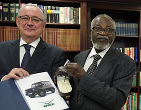 Рособоронэкспорт подарил первому президенту Намибии Сэму Нуйоме парадный автомобиль УАЗ-3151