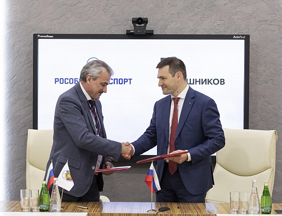 Rosoboronexport signs contracts to supply Russian small arms and close combat weapons abroad at Army 2019