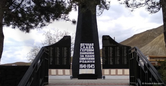 Rosoboronexport ayudó a restaurar el Obelisco de la Gloria en Crimea en vísperas del 75 aniversario de la Gran Victoria